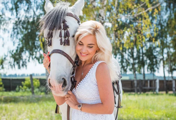 夏の季節 趣味の概念 自然の上で馬と女性 人間と動物との関係 — ストック写真
