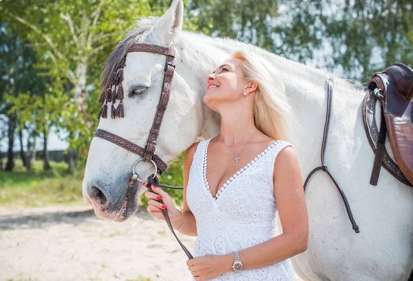 Lente Zomerseizoen Hobbyconcept Vrouw Met Paard Natuur Relatie Mens Dier — Stockfoto