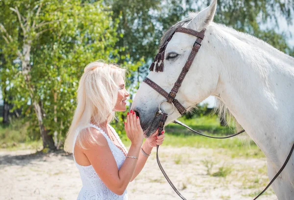 Lente Zomerseizoen Hobbyconcept Vrouw Met Paard Natuur Relatie Mens Dier — Stockfoto