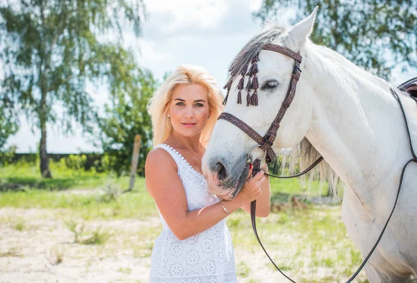 Bahar - yaz mevsimi, hobi konsepti, at süren kadın, insan ve hayvan ilişkisi.