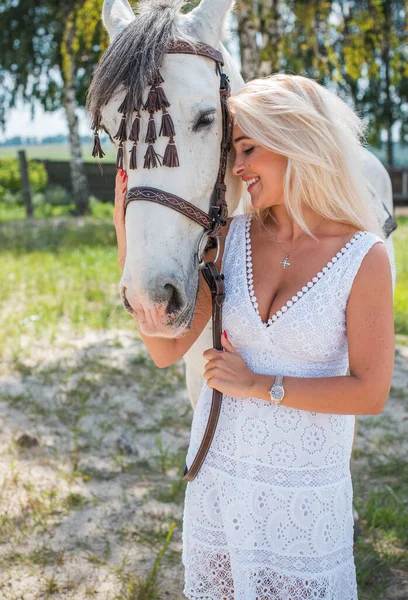 Bahar - yaz mevsimi, hobi konsepti, at süren kadın, insan ve hayvan ilişkisi.