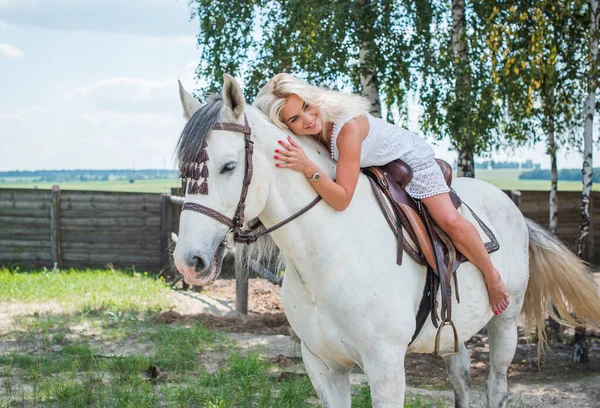 Lente Zomerseizoen Hobbyconcept Vrouw Met Paard Natuur Relatie Mens Dier — Stockfoto