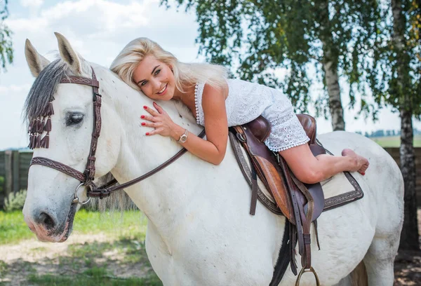 Lente Zomerseizoen Hobbyconcept Vrouw Met Paard Natuur Relatie Mens Dier — Stockfoto