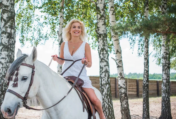 Bahar - yaz mevsimi, hobi konsepti, at süren kadın, insan ve hayvan ilişkisi.