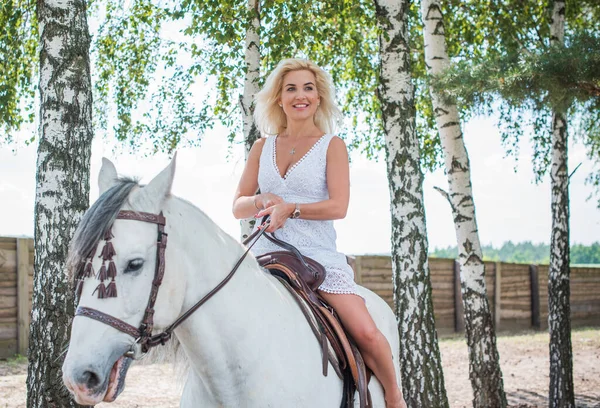 Bahar - yaz mevsimi, hobi konsepti, at süren kadın, insan ve hayvan ilişkisi.