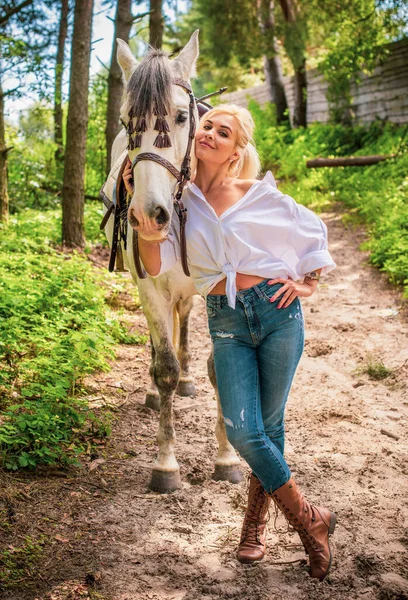 Vår Sommar Säsong Begreppet Hobby Kvinna Med Häst Natur Relation — Stockfoto