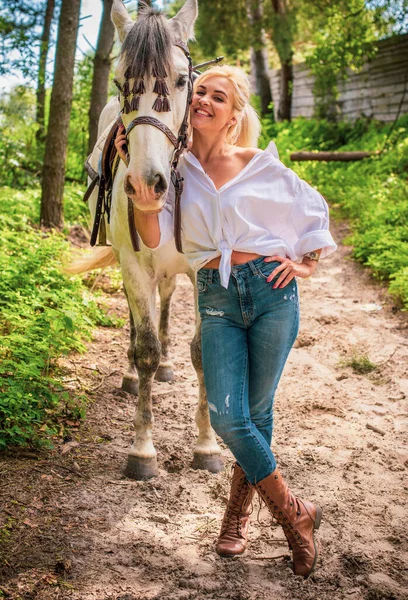 Primavera Stagione Estiva Concetto Hobby Donna Con Cavallo Una Natura — Foto Stock