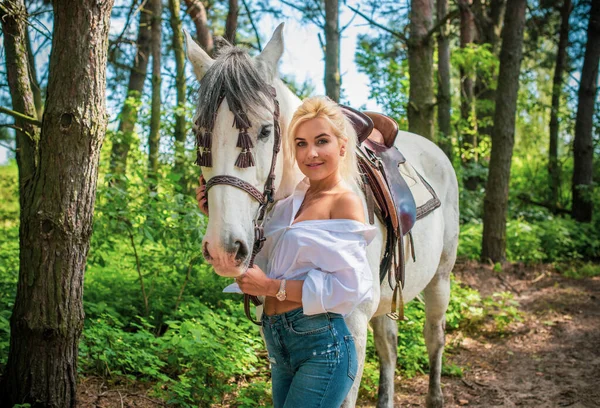 春夏季节 业余爱好的概念 与马相处的女人 人与动物的关系 — 图库照片