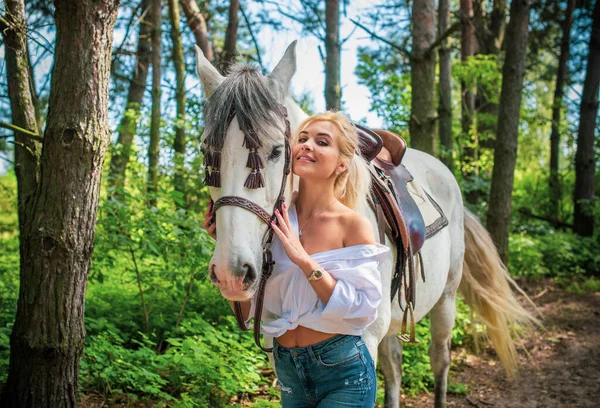 Primavera Estação Verão Conceito Passatempo Predileto Mulher Com Cavalo Uma — Fotografia de Stock