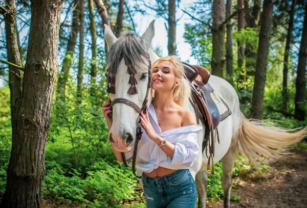 Primavera Temporada Veraniega Concepto Del Hobby Mujer Con Caballo Por —  Fotos de Stock