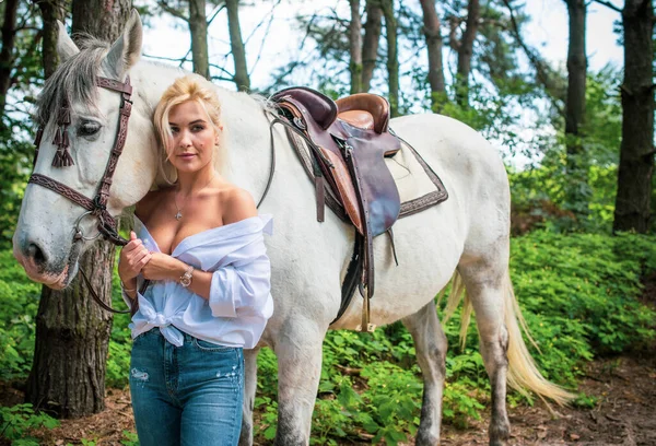 Lente Zomerseizoen Hobbyconcept Vrouw Met Paard Natuur Relatie Mens Dier — Stockfoto