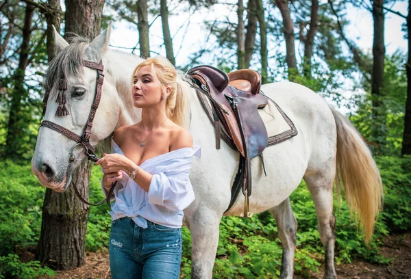 Jaro Letní Sezóna Koncept Koníčku Žena Koněm Přírodě Vztah Člověk — Stock fotografie