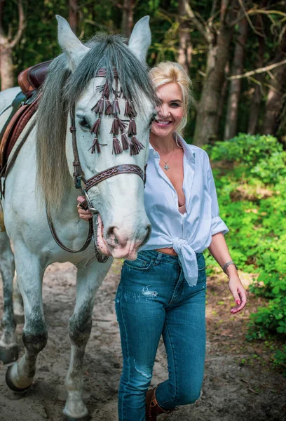 Frühling Sommer Konzept Des Hobbys Frau Mit Pferd Der Natur — Stockfoto