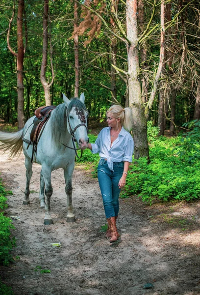 Bahar - yaz mevsimi, hobi konsepti, at süren kadın, insan ve hayvan ilişkisi.