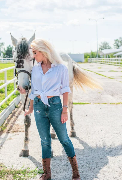 Frühling Sommer Konzept Des Hobbys Frau Mit Pferd Der Natur — Stockfoto