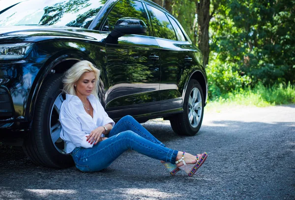 Preciosa Mujer Con Coche Estilo Lujo Concepto Dama Automóvil — Foto de Stock