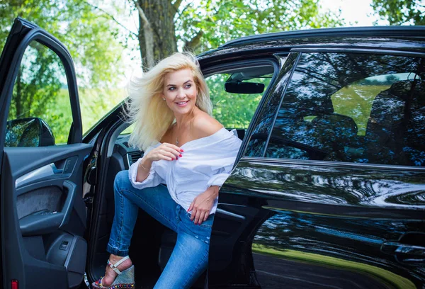 Prachtige Vrouw Met Een Auto Luxe Stijl Concept Dame Auto — Stockfoto