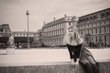 Paris, Fransa 'da tatiller. Modaya uygun güzel bir kadın şehir merkezinde dinleniyor, tatil kavramı. Sokakta rahat giyinen bir kadın.