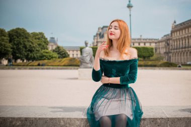 Paris, Fransa 'da tatiller. Modaya uygun güzel bir kadın şehir merkezinde dinleniyor, tatil kavramı. Sokakta rahat giyinen bir kadın.