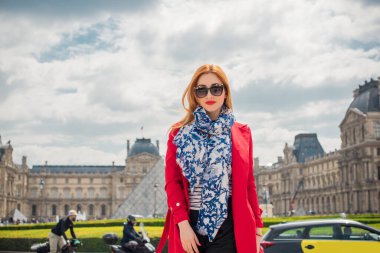 Paris, Fransa 'da tatiller. Modaya uygun güzel bir kadın şehir merkezinde dinleniyor, tatil kavramı. Sokakta rahat giyinen bir kadın.