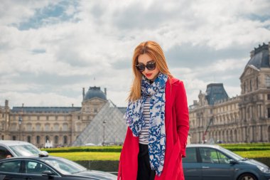 Paris, Fransa 'da tatiller. Modaya uygun güzel bir kadın şehir merkezinde dinleniyor, tatil kavramı. Sokakta rahat giyinen bir kadın.