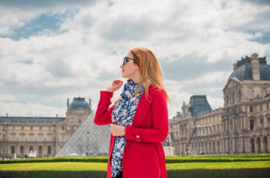 Paris, Fransa 'da tatiller. Modaya uygun güzel bir kadın şehir merkezinde dinleniyor, tatil kavramı. Sokakta rahat giyinen bir kadın.