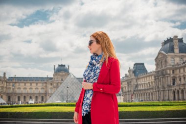 Paris, Fransa 'da tatiller. Modaya uygun güzel bir kadın şehir merkezinde dinleniyor, tatil kavramı. Sokakta rahat giyinen bir kadın.