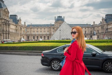 Paris, Fransa 'da tatiller. Modaya uygun güzel bir kadın şehir merkezinde dinleniyor, tatil kavramı. Sokakta rahat giyinen bir kadın.
