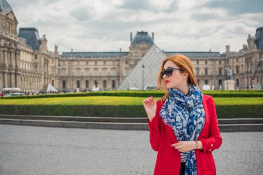 Paris, Fransa 'da tatiller. Modaya uygun güzel bir kadın şehir merkezinde dinleniyor, tatil kavramı. Sokakta rahat giyinen bir kadın.