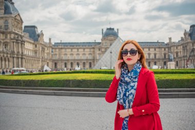 Paris, Fransa 'da tatiller. Modaya uygun güzel bir kadın şehir merkezinde dinleniyor, tatil kavramı. Sokakta rahat giyinen bir kadın.