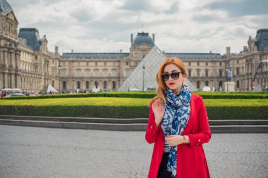 Paris, Fransa 'da tatiller. Modaya uygun güzel bir kadın şehir merkezinde dinleniyor, tatil kavramı. Sokakta rahat giyinen bir kadın.