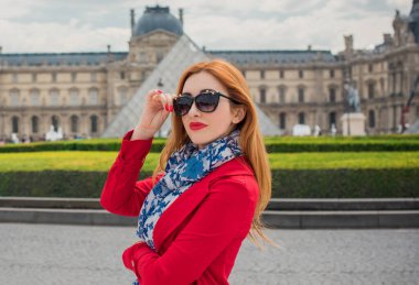 Paris, Fransa 'da tatiller. Modaya uygun güzel bir kadın şehir merkezinde dinleniyor, tatil kavramı. Sokakta rahat giyinen bir kadın.