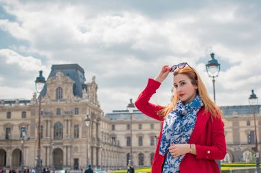 Paris, Fransa 'da tatiller. Modaya uygun güzel bir kadın şehir merkezinde dinleniyor, tatil kavramı. Sokakta rahat giyinen bir kadın.