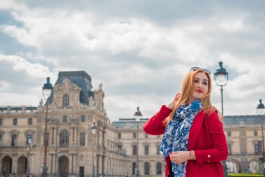 Paris, Fransa 'da tatiller. Modaya uygun güzel bir kadın şehir merkezinde dinleniyor, tatil kavramı. Sokakta rahat giyinen bir kadın.