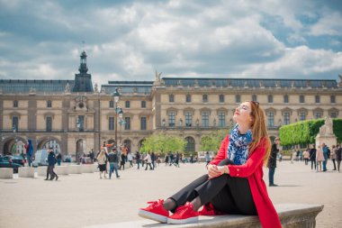 Paris, Fransa 'da tatiller. Modaya uygun güzel bir kadın şehir merkezinde dinleniyor, tatil kavramı. Sokakta rahat giyinen bir kadın.