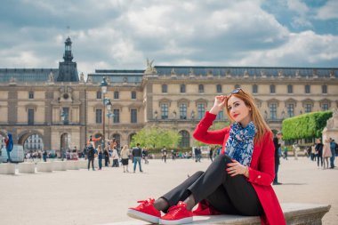 Paris, Fransa 'da tatiller. Modaya uygun güzel bir kadın şehir merkezinde dinleniyor, tatil kavramı. Sokakta rahat giyinen bir kadın.