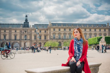Paris, Fransa 'da tatiller. Modaya uygun güzel bir kadın şehir merkezinde dinleniyor, tatil kavramı. Sokakta rahat giyinen bir kadın.