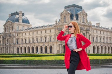 Paris, Fransa 'da tatiller. Modaya uygun güzel bir kadın şehir merkezinde dinleniyor, tatil kavramı. Sokakta rahat giyinen bir kadın.
