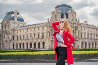 Paris, Fransa 'da tatiller. Modaya uygun güzel bir kadın şehir merkezinde dinleniyor, tatil kavramı. Sokakta rahat giyinen bir kadın.
