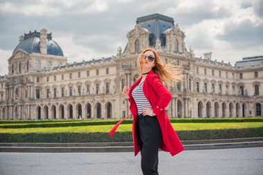 Paris, Fransa 'da tatiller. Modaya uygun güzel bir kadın şehir merkezinde dinleniyor, tatil kavramı. Sokakta rahat giyinen bir kadın.