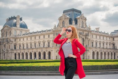 Paris, Fransa 'da tatiller. Modaya uygun güzel bir kadın şehir merkezinde dinleniyor, tatil kavramı. Sokakta rahat giyinen bir kadın.