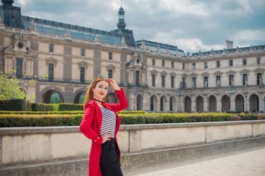 Paris, Fransa 'da tatiller. Modaya uygun güzel bir kadın şehir merkezinde dinleniyor, tatil kavramı. Sokakta rahat giyinen bir kadın.