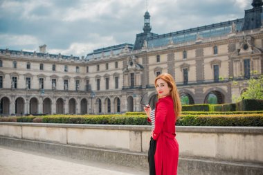 Paris, Fransa 'da tatiller. Modaya uygun güzel bir kadın şehir merkezinde dinleniyor, tatil kavramı. Sokakta rahat giyinen bir kadın.