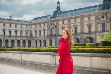 Paris, Fransa 'da tatiller. Modaya uygun güzel bir kadın şehir merkezinde dinleniyor, tatil kavramı. Sokakta rahat giyinen bir kadın.