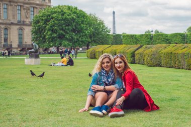 Paris, Fransa 'da tatiller. Modaya uygun güzel bir kadın şehir merkezinde dinleniyor, tatil kavramı. Sokakta rahat giyinen bir kadın.