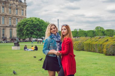 Paris, Fransa 'da tatiller. Modaya uygun güzel bir kadın şehir merkezinde dinleniyor, tatil kavramı. Sokakta rahat giyinen bir kadın.