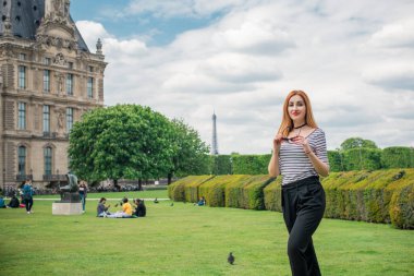Paris, Fransa 'da tatiller. Modaya uygun güzel bir kadın şehir merkezinde dinleniyor, tatil kavramı. Sokakta rahat giyinen bir kadın.
