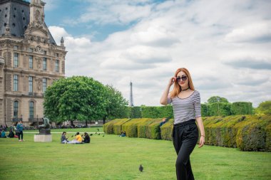 Paris, Fransa 'da tatiller. Modaya uygun güzel bir kadın şehir merkezinde dinleniyor, tatil kavramı. Sokakta rahat giyinen bir kadın.