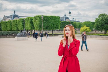 Paris, Fransa 'da tatiller. Modaya uygun güzel bir kadın şehir merkezinde dinleniyor, tatil kavramı. Sokakta rahat giyinen bir kadın.