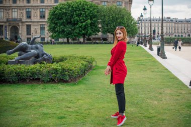Paris, Fransa 'da tatiller. Modaya uygun güzel bir kadın şehir merkezinde dinleniyor, tatil kavramı. Sokakta rahat giyinen bir kadın.